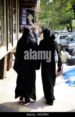 women-in-burkas-walking-along-the-high-street-pune-india-af20xh.jpg