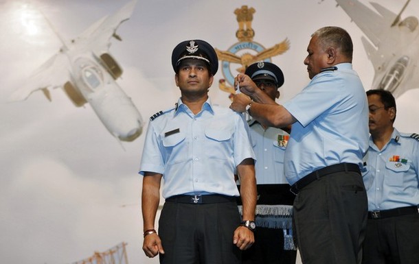 P+V+Naik+%282nd+R%29,+chief+of+the+Indian+Air+Force,+presents+the+honorary+rank+of+Group+Captain+to+cricketer+Sachin+Tendulkar+%28L%29+during+a+ceremony+in+New+Delhi+September+3,+2010..jpg