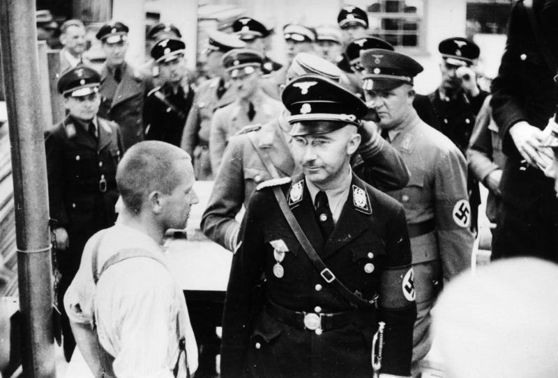 Bundesarchiv_Bild_152-11-12,_Dachau,_Konzentrationslager,_Besuch_Himmlers.jpg