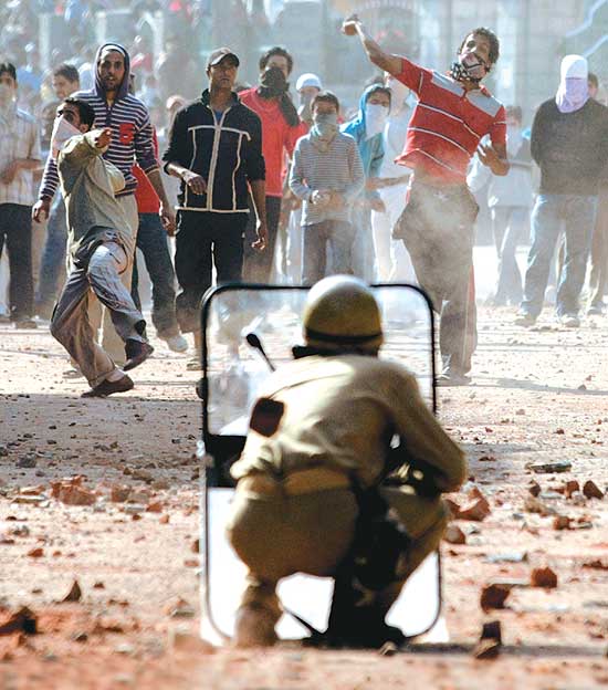 kashmir_stome_pelting_20100712.jpg