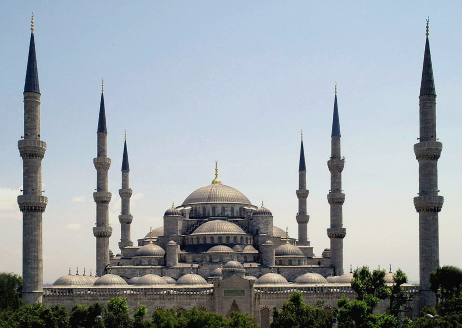 Sultan_Ahmed_Mosque_Istanbul_Turkey_retouched.jpg