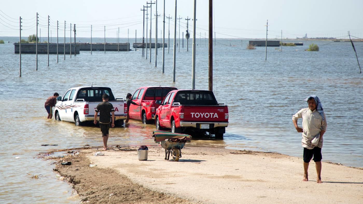 Iraq-floods-vehicles-basra-2019-afp