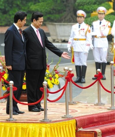 Shinzo_Abe_tham_Viet_Nam_1612013.jpg