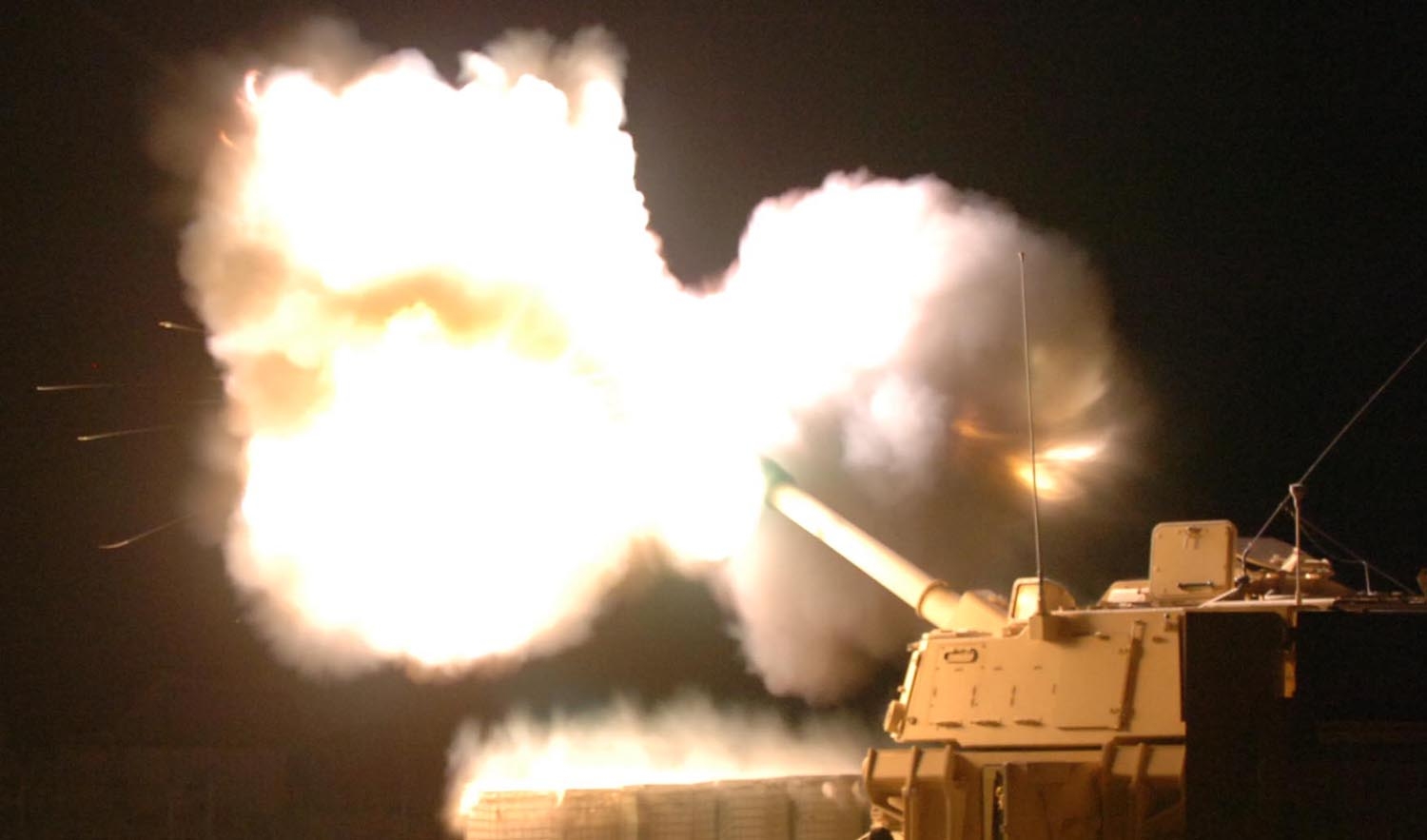 M109A6_Paladin_night_fire.jpg