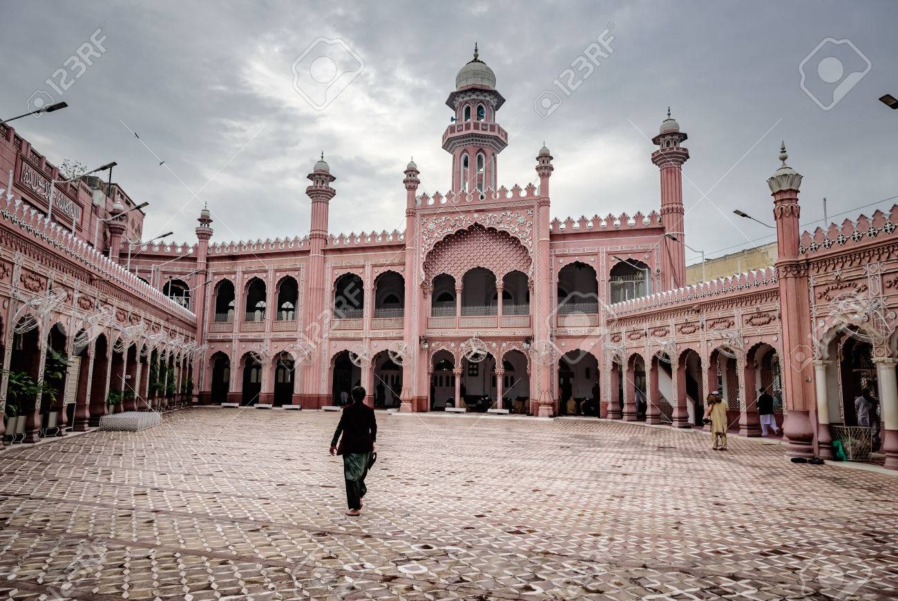 53803314-courtyard-of-sunehri-mosque-in-the-historic-city-of-peshawar-pakistan-.jpg