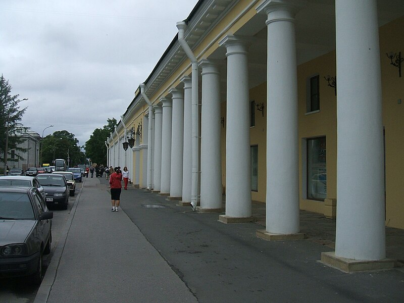 800px-Colonnade_of_Kronstadt_Gostiny_Dvor.JPG