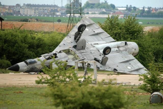 abandoned-mirage-iii-chateaudun-air-base-france-640x427.jpg