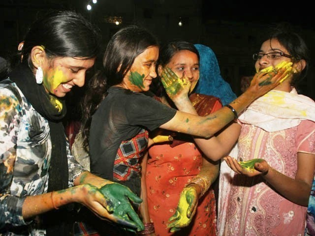 Holi-at-Swami-Narayan-Temple-31-640x480-640x480.jpg