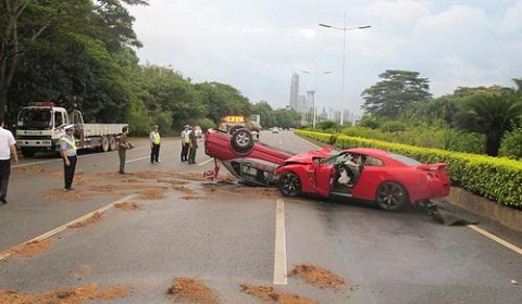 Nissan-GT-R-Crashes-into-Electric-Taxi-Causing-Explosion.jpg