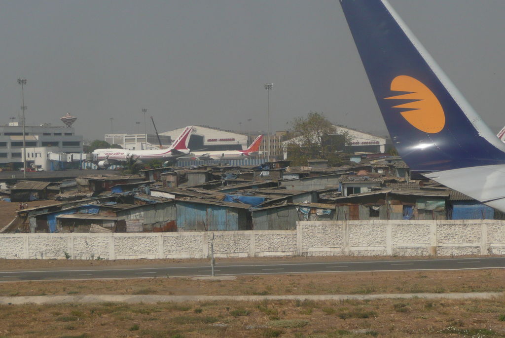 mumbai-airport-slum.jpg