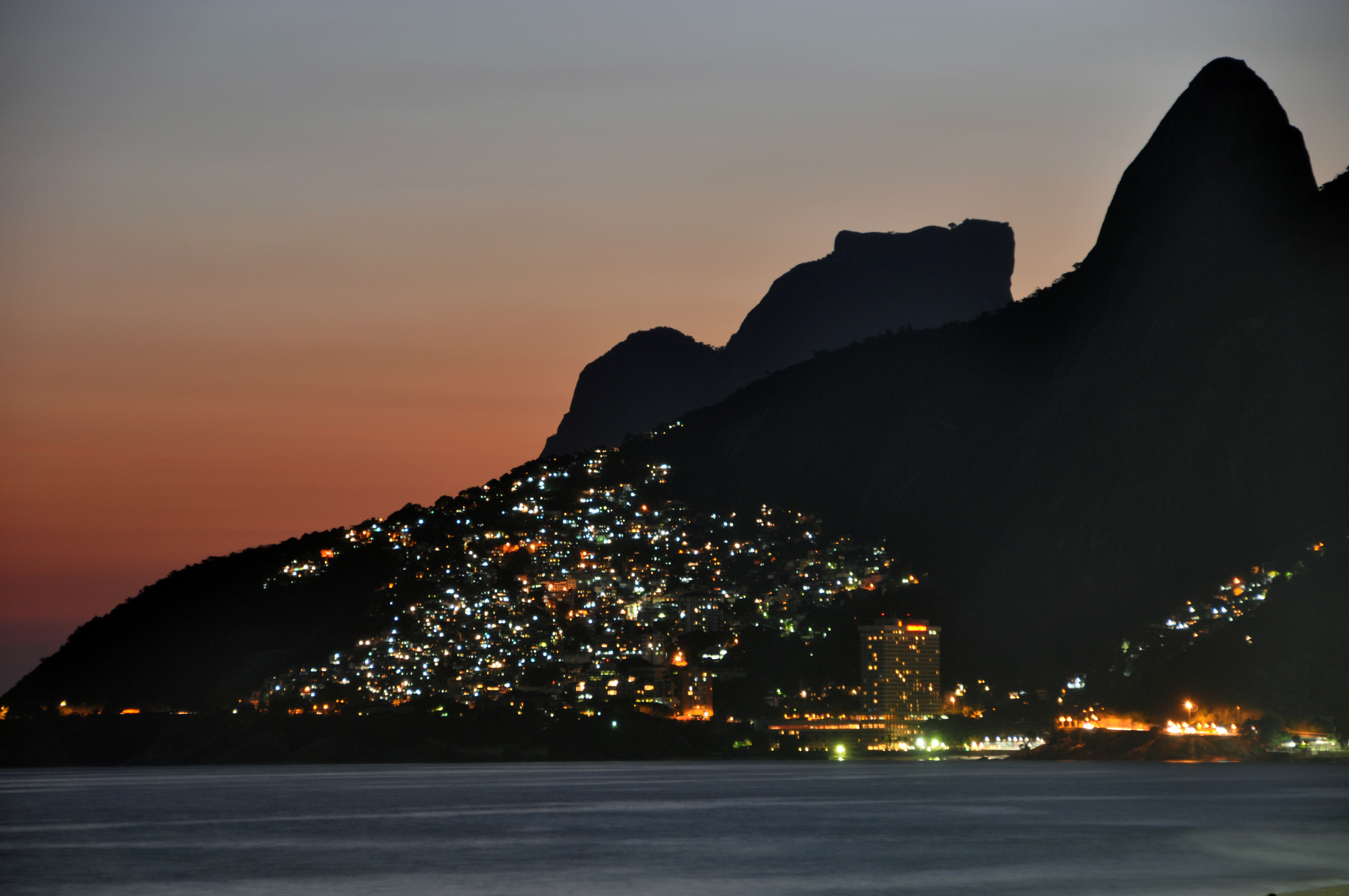 Rio_de_janeiro_favela_ipanema_beach_night_2010.JPG