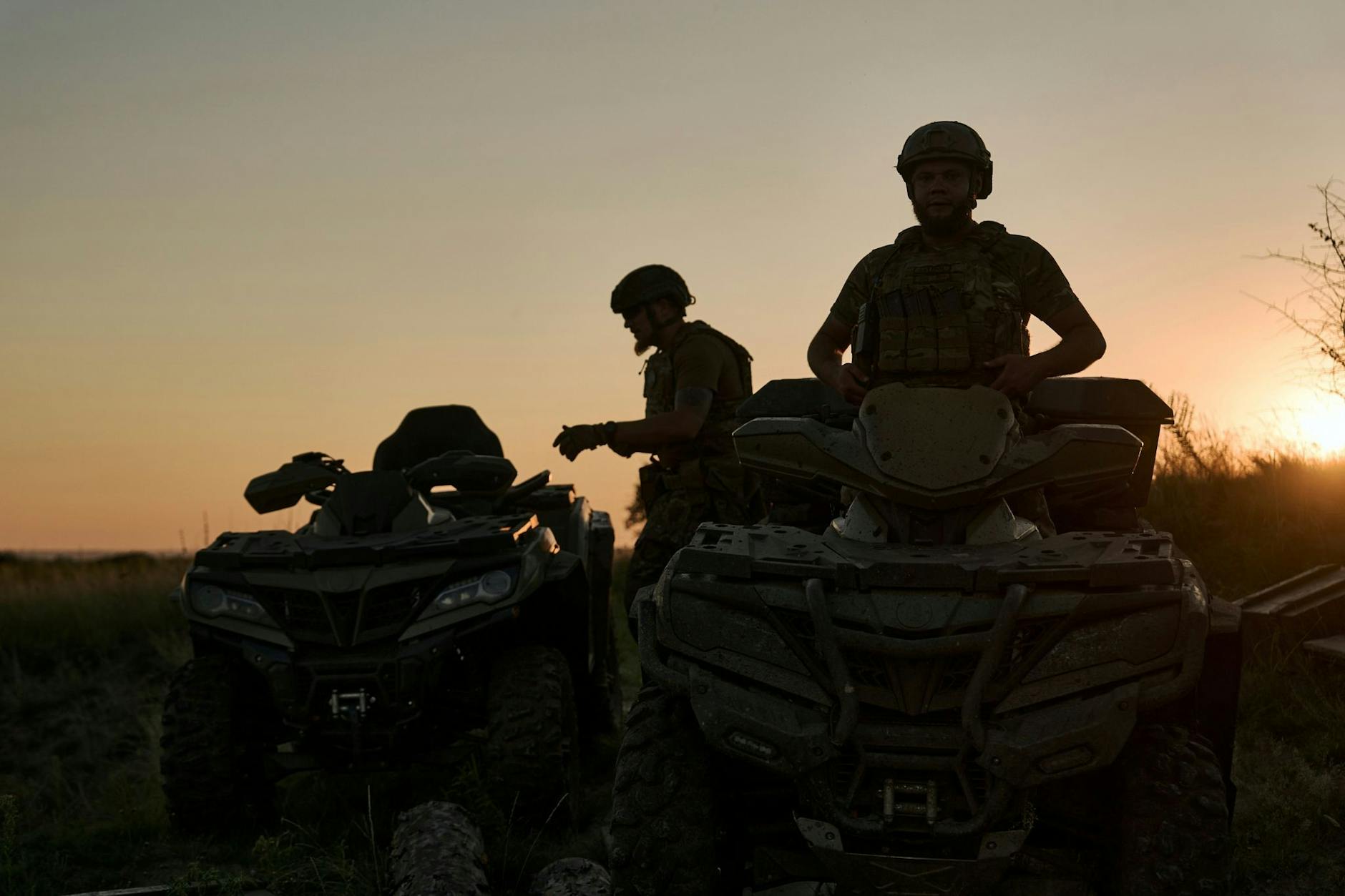 Ukrainische Soldaten patrouillieren an der Frontlinie bei Bachmut. 