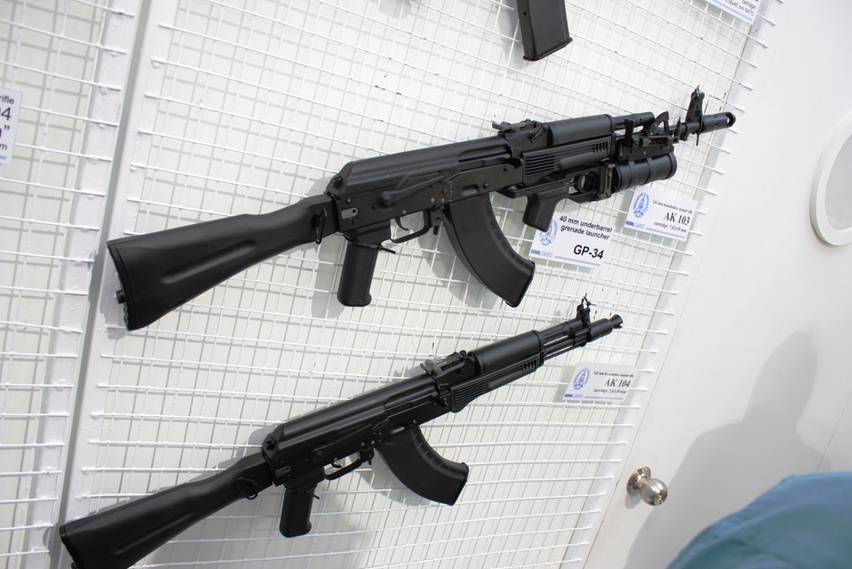 1200px-Izhmash_Rifles_-_AK-103_with_GP-34_Grenade_Launcher_and_AK-104.jpg