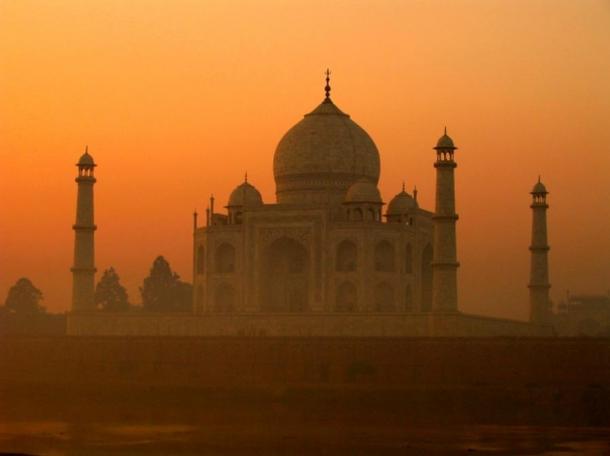 Taj-Mahal-through-the-fog.jpg