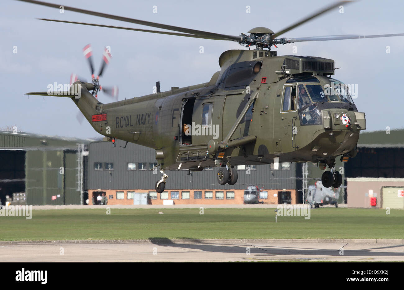 royal-navy-westland-sea-king-hc4-helicopter-used-as-troop-transporter-B9XK2J.jpg