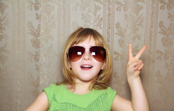 dep_5125211-Hand-victory-gesture-little-girl-funny-sunglasses.jpg