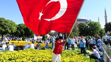 seorang-pria-mengibarkan-bendera-turki-di-hagia-sophia-era-byzantium-di-distrik-bersejarah-sultanahmet-istanbul-saat-akan-mela_169.jpeg