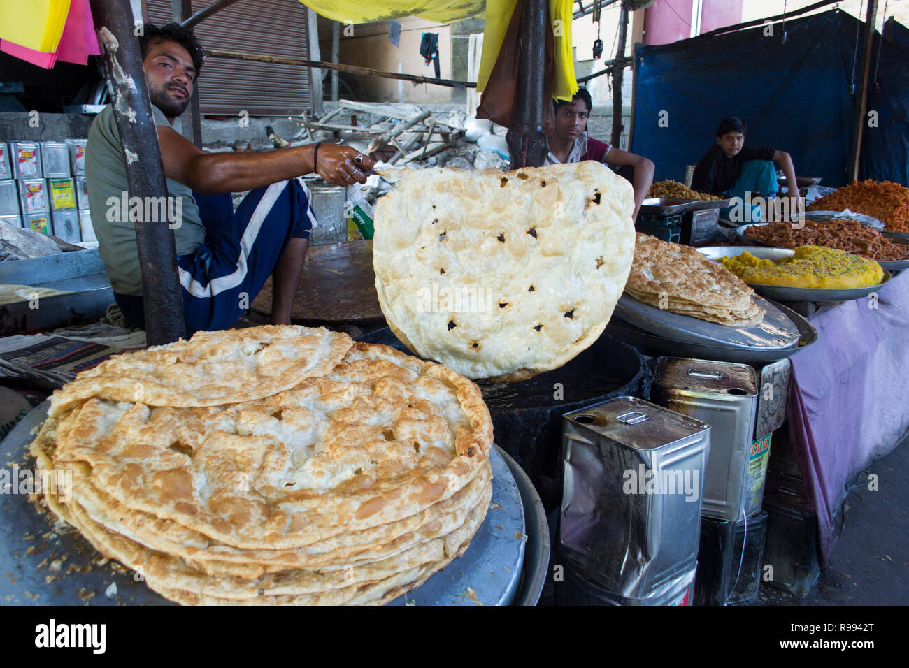 srinagar-kashmir-outdoor-market-R9942T.jpg