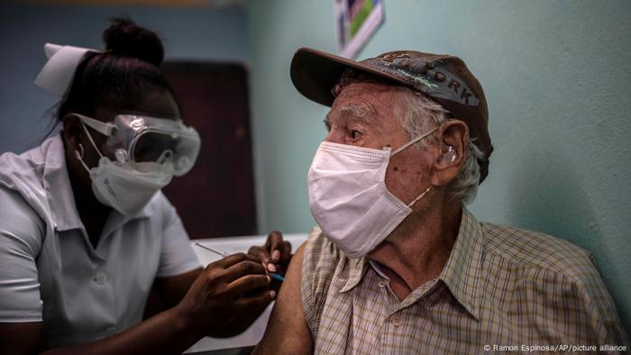 A nurse inoculates an elderly man