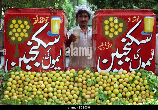 citrus-fruit-vendor-at-lahore-city-fort-lahore-pakistan-asia-b5b63h.jpg