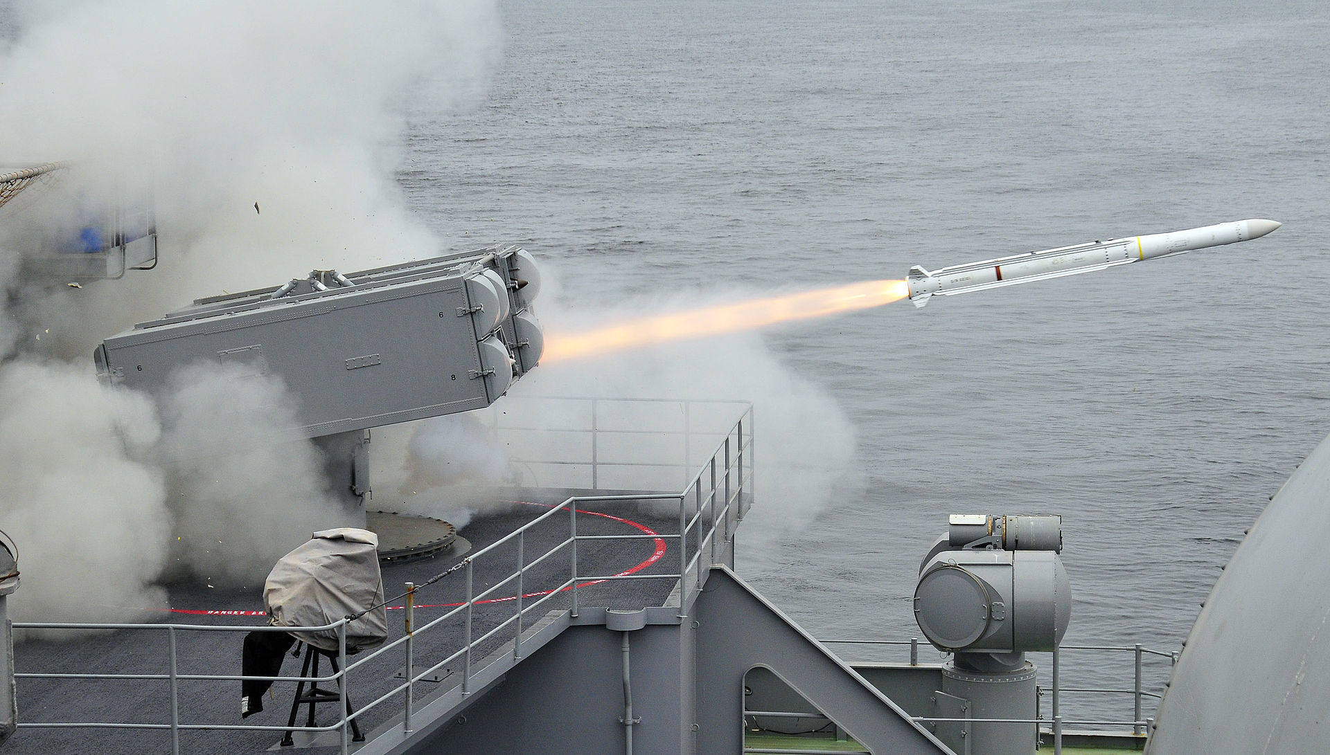 1920px-US_Navy_100723-N-5528G-014_An_Evolved_Sea_Sparrow_missile_is_launched_from_the_aircraft_carrier_USS_Carl_Vinson_%28CVN_70%29.jpg