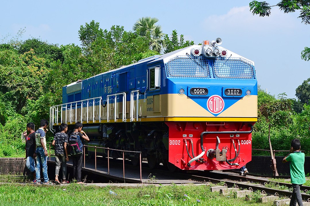 1080px-Bangladesh_Railway_Locomotive_No.3010_at_Laksham.jpg