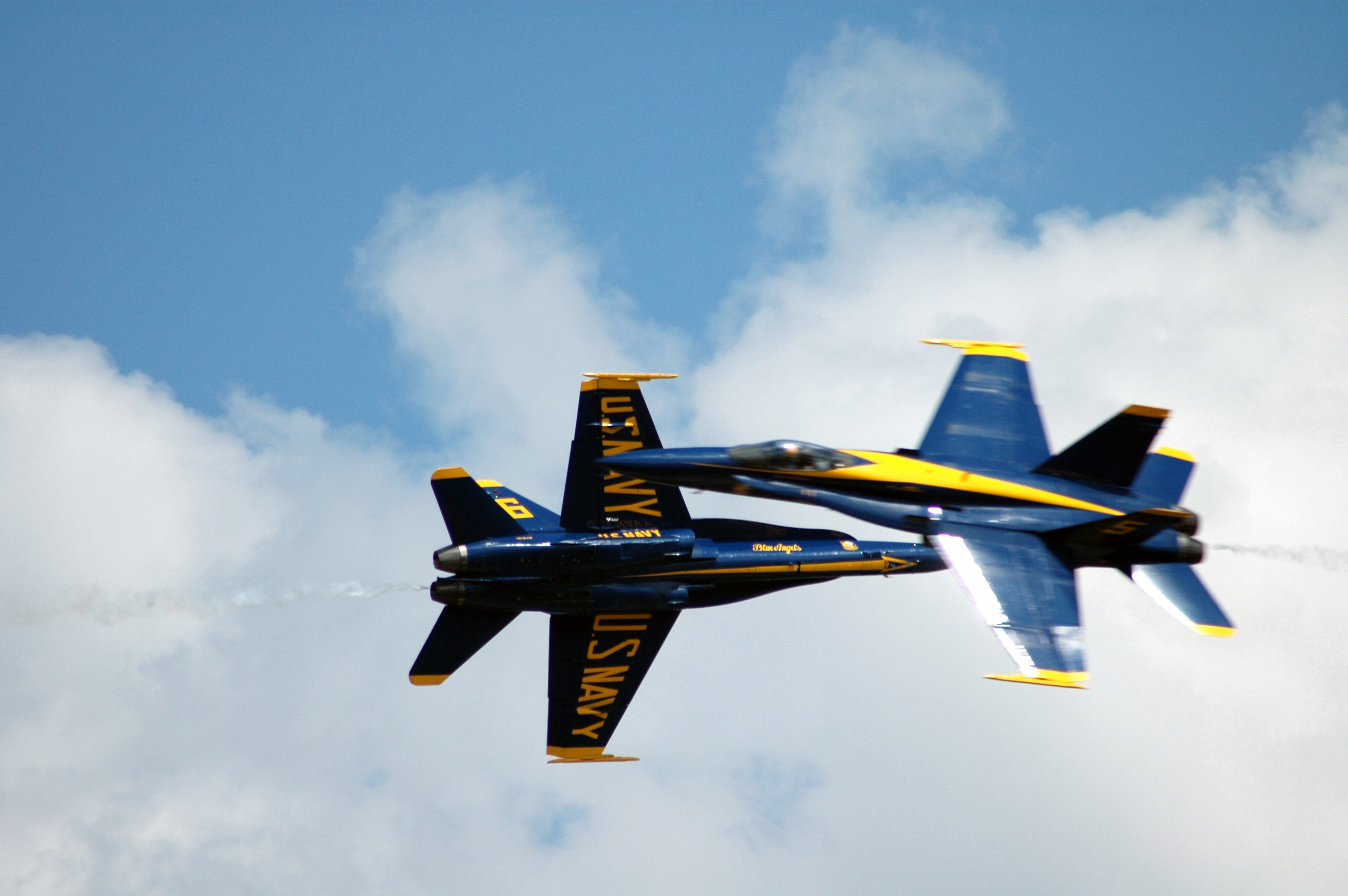 Blue_Angels_Knife-Edge_Pass.jpg