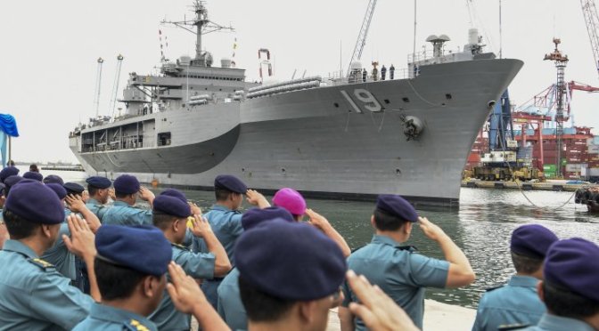 personel-tni-al-menyambut-kedatangan-kapal-komando-amerika-serikat-uss-blue-ridge-lcc-19-di-dermaga-jict-2-pelabuhan-tanjung-priok-jakarta-rabu.-01052019-1.jpg