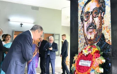 Russian Foreign Minister Sergei Lavrov pays tribute to Bangabandhu Sheikh Mujibur Rahman at the Bangabandhu Memorial Museum in Dhanmondi, Dhaka, on Friday, September 8, 2023. Photo: Courtesy