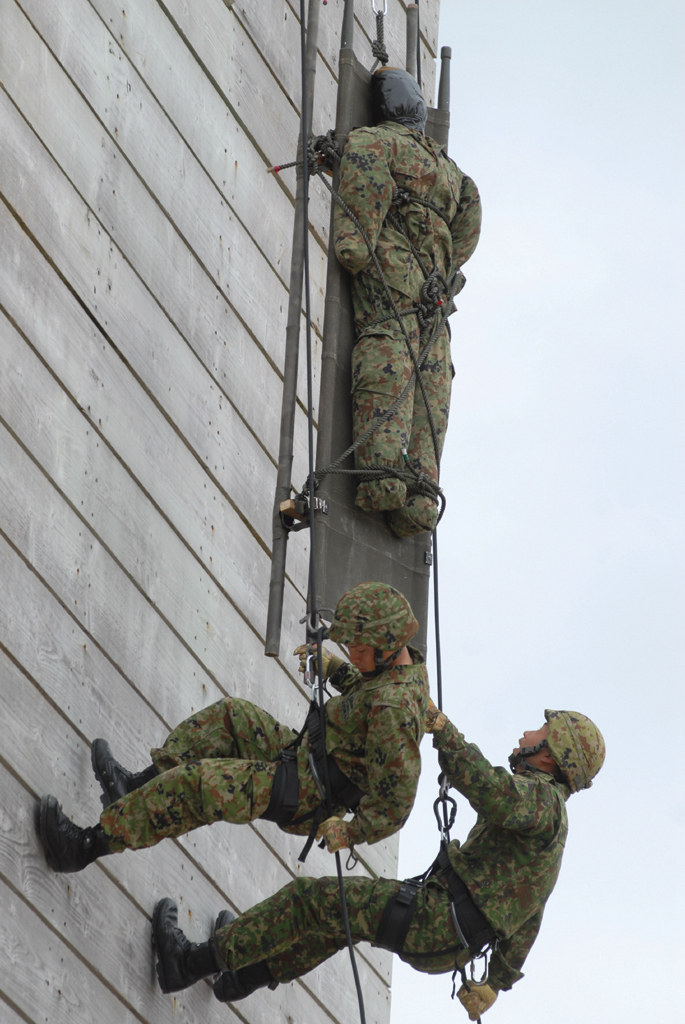 JGSDF_soldiers_rappel_dummy_casualty_at_Camp_Hansen_3-17-08.jpg