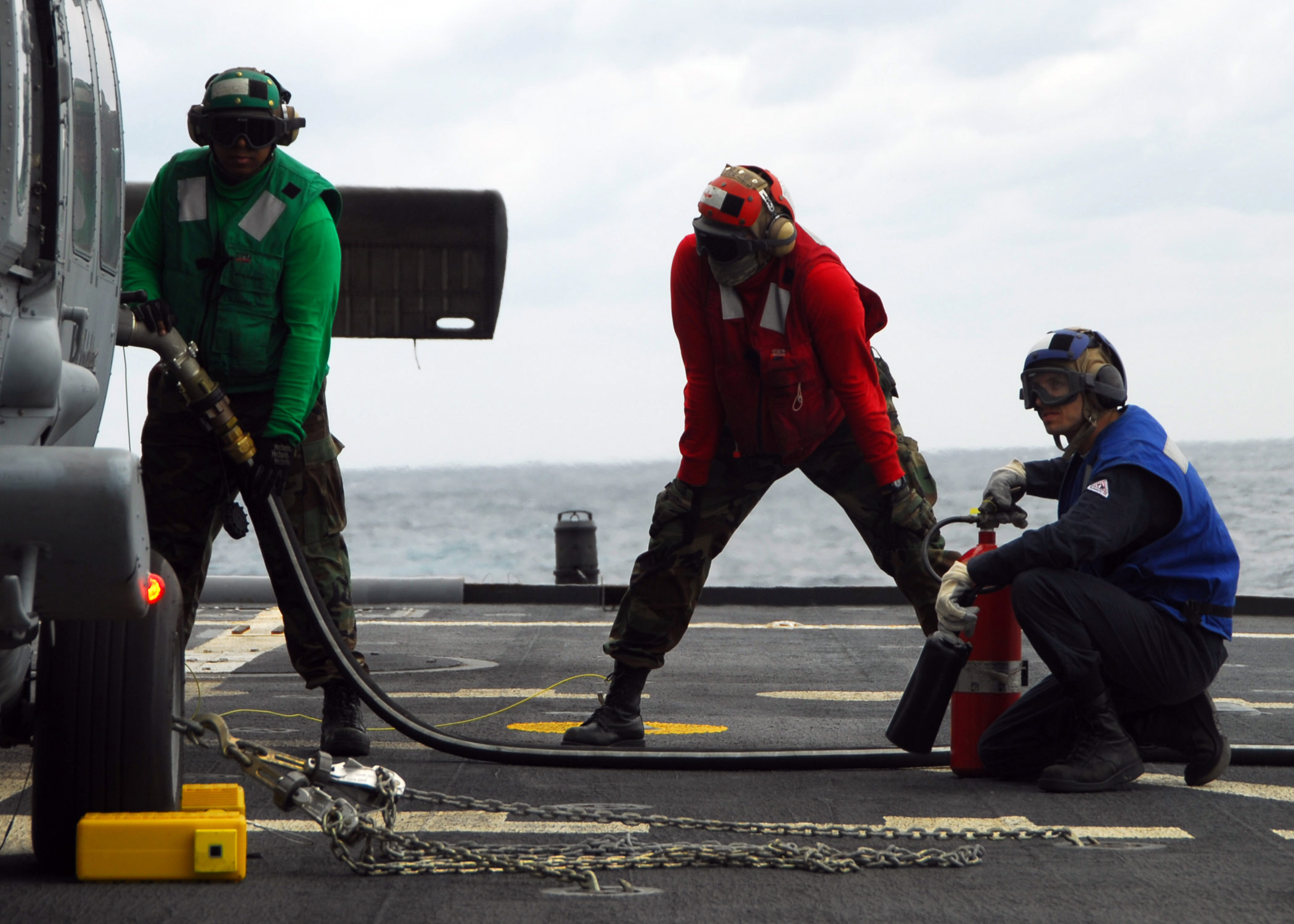 US_Navy_100204-N-7058E-282_ailors_perform_a_hot_refueling_on_an_MH-60S_Sea_Hawk_helicopter_aboard_the_littoral_combat_ship_USS_Freedom_(LCS_1)_during_pre-deployment_workups.jpg