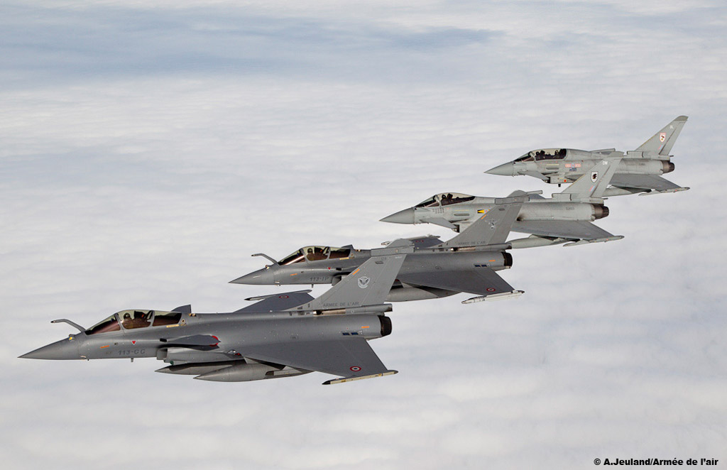 formation-mixte-composee-de-deux-rafale-francais-premier-plan-et-de-deux-typhoon-britanniques.jpg