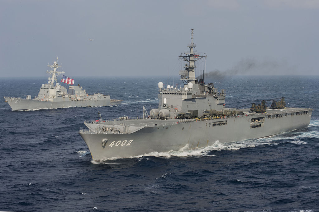 1024px-JS_Shimokita_%28LST-4002%29_en_USS_Halsey_%28DDG-97%29_in_de_Stille_Oceaan_tijdens_Keen_Sword_2015%2C_-12_november_2014_a.jpg