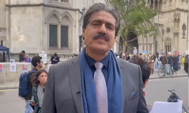 PML-N leader Nasir Butt is seen outside High Court of Justice in London. — Screengrab via Nasir Butt Twitter