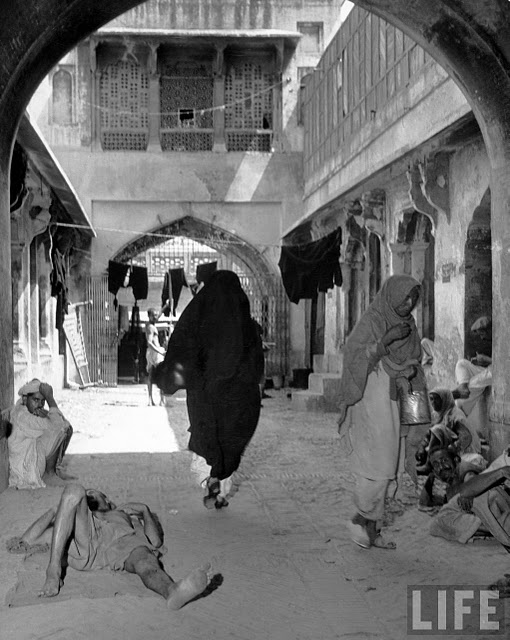 moslem-men-women-walking-lying-in-the-street-lahore-1946.jpg