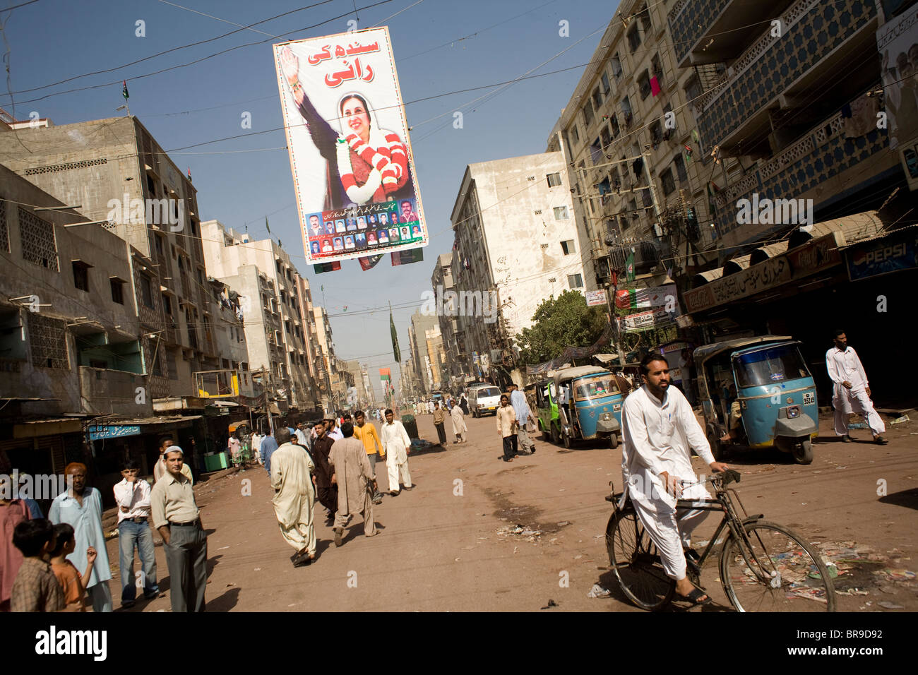 a-street-scene-in-karachi-pakistan-BR9D92.jpg