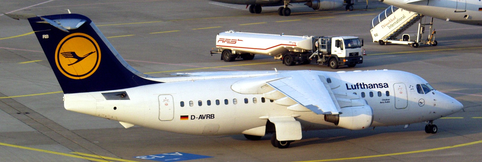 Lufthansa_-_Avro_RJ85_%28D-AVRB%29.jpg