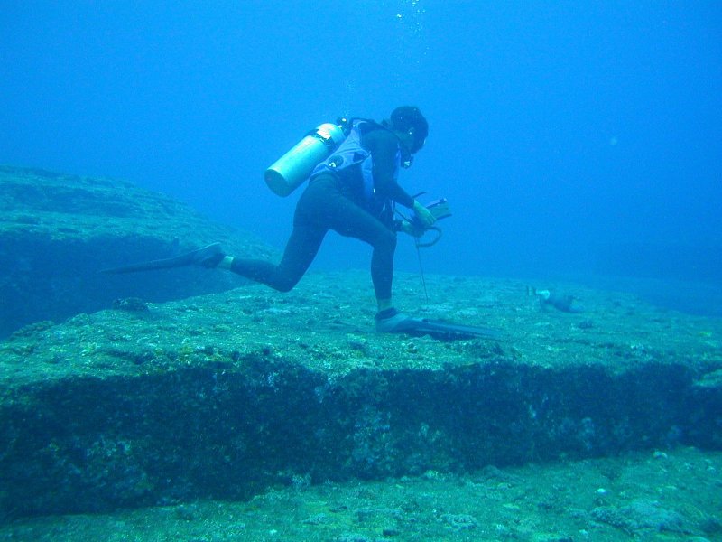 Yonaguni_Ruins_Scuba.jpg