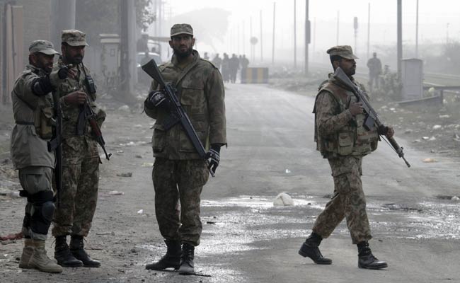 Pak_soldiers_stand_guard_before_executions_AP_650.jpg