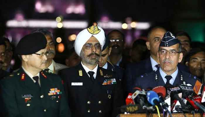 438968_1015142_Indian-military-officials_akhbar.jpg