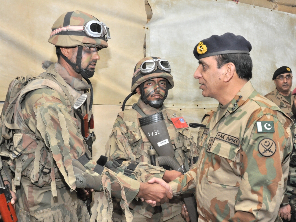 Chief+of+Army+Staff,+General+Ashfaq+Parvez+Kayani+during+his+visit+to+Bahawalpur+Cantt+and+Khairpur+Tamianwali+pakistan+army+exercise+gun+rifle+sinper+ak-47+type+056+(2).jpg