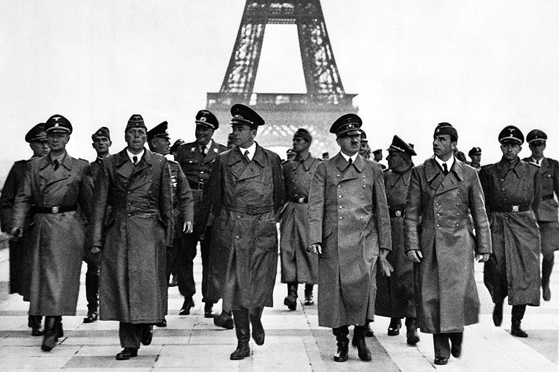 Adolf_Hitler,_Eiffel_Tower,_Paris_23_June_1940.jpg