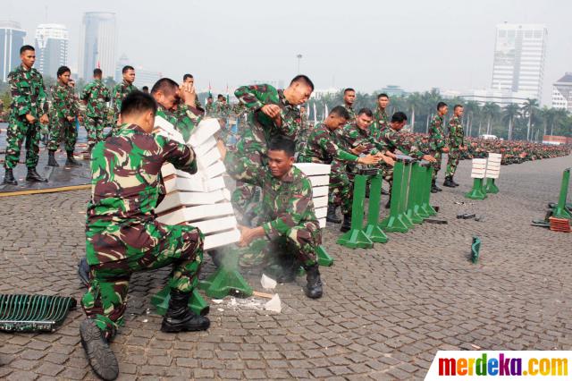 aksi-039hero039-prajurit-tni-ad-saat-latihan-bersama-di-monas-005-farikh-ibrahim.jpg