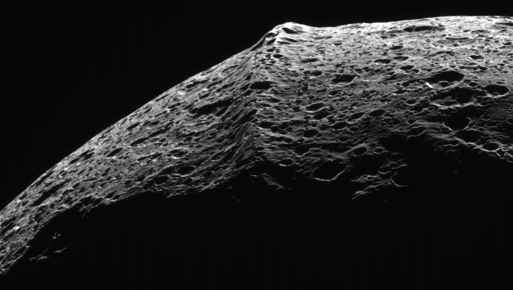 saturn-moon-iapetus-5.jpg