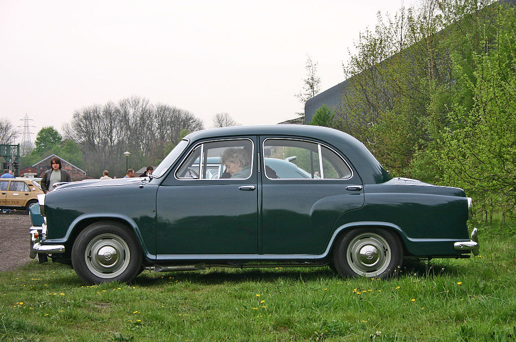 1024px-Morris_Oxford_Series_III_side.jpg