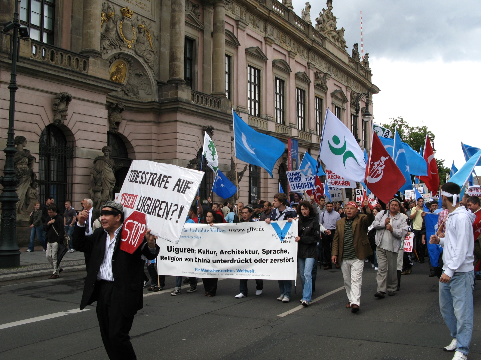 Uyghur_protest_Berlin,_July_2009_3.jpg