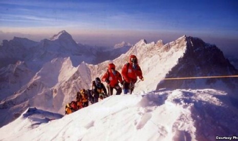 para-pendaki-gunung-everest-nepal-_130430103123-747.jpg
