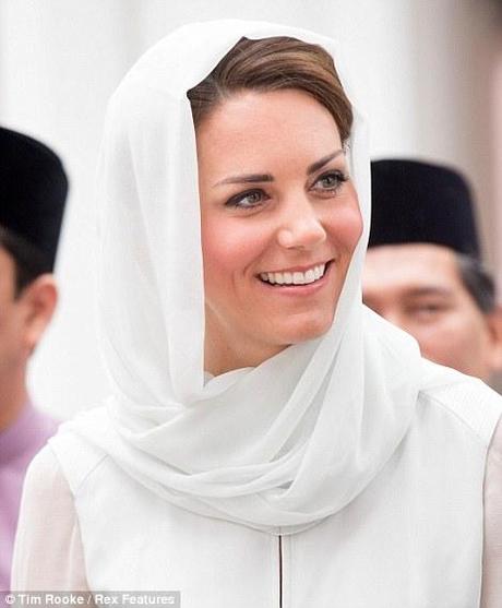 when-kate-middleton-wears-the-headscarf-L-QAhmdg.jpeg