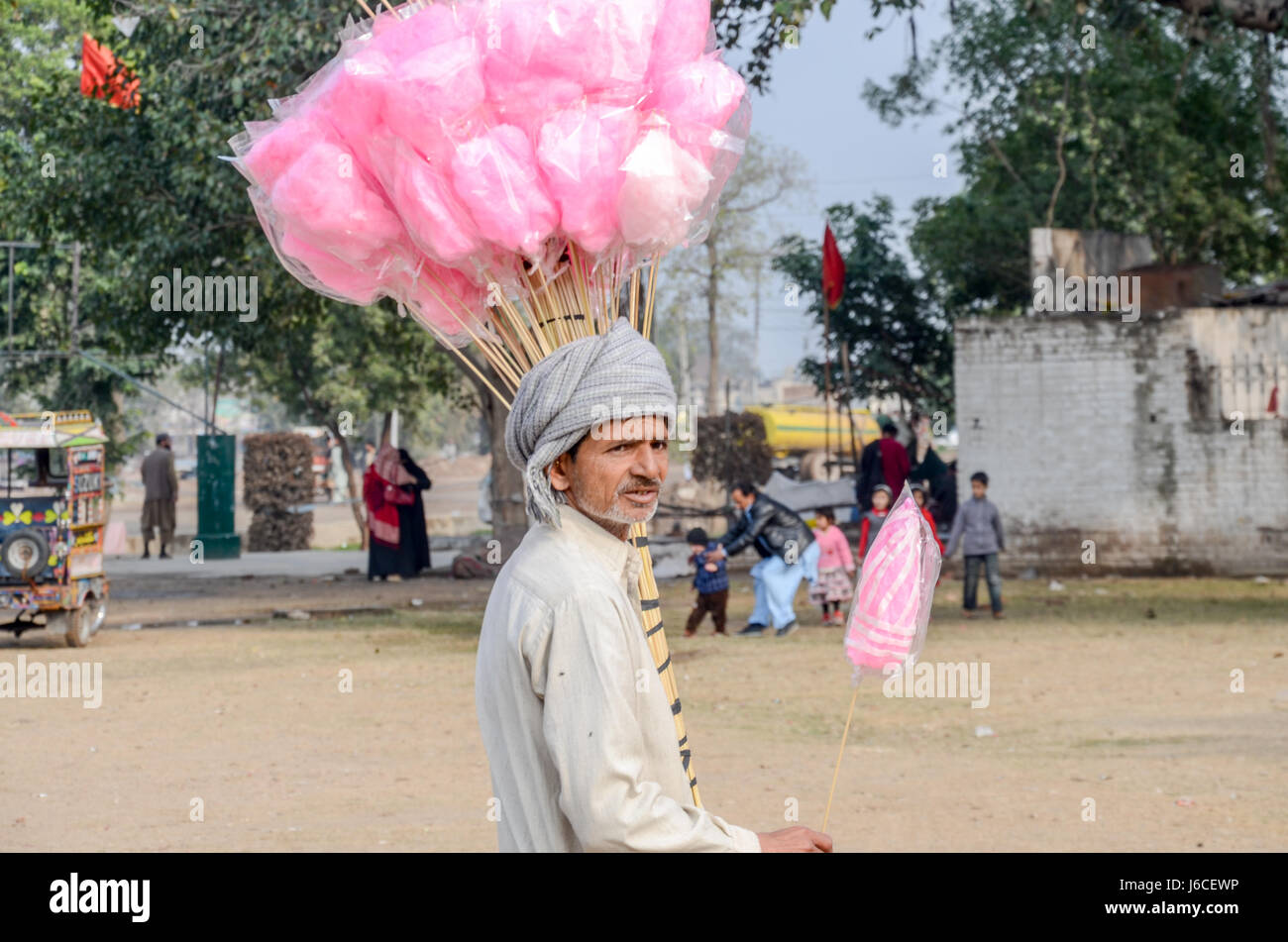 street-vendor-near-badshahi-mosque-lahore-pakistan-J6CEWP.jpg