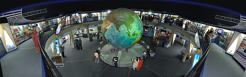 800px-Science_City_-_Earth_Exploration_Hall_-_Panorama_-_Kolkata_2009-06-26.jpg